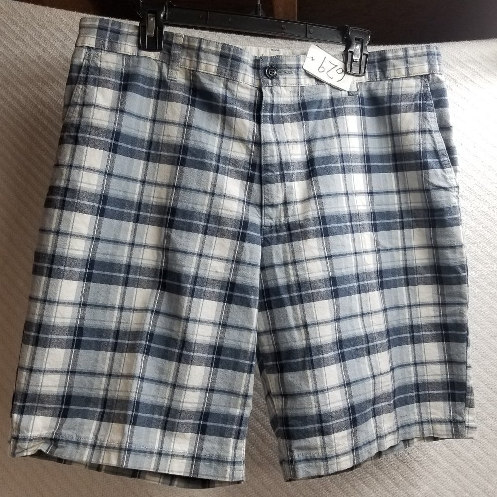 629 - Dockers 36W Shorts